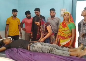 सड़क दुर्घटना में दो बाइक सवार युवक गंभीर रुप से जख्मी,एक रेफर