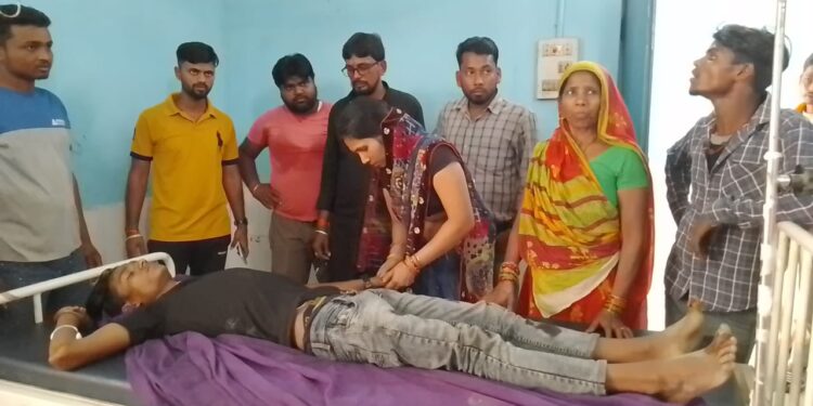 सड़क दुर्घटना में दो बाइक सवार युवक गंभीर रुप से जख्मी,एक रेफर