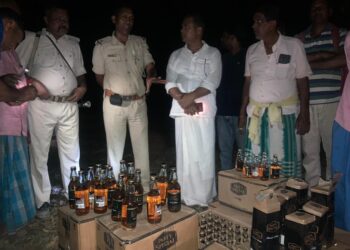 शराबबंदी वाले बिहार में आखिर कब तक विस्तार पाता रहेगा शराब का कारोबार!शराब बरामदगी के बाद शिथिलता देख भड़के शांति सेवा समिति सदस्यों की पुलिस से हुई नोंक-झोंक