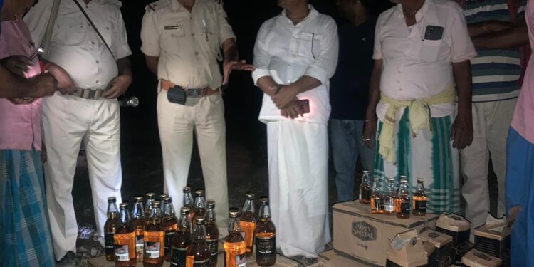 शराबबंदी वाले बिहार में आखिर कब तक विस्तार पाता रहेगा शराब का कारोबार!शराब बरामदगी के बाद शिथिलता देख भड़के शांति सेवा समिति सदस्यों की पुलिस से हुई नोंक-झोंक