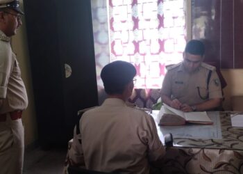 पुलिस कप्तान अमितेश कुमार ने महेशखूंट थाना का किया निरीक्षण…लंबित मामलो का शीघ्र निष्पादन करें थानाध्यक्ष: एसपी
