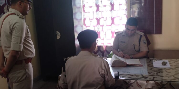 पुलिस कप्तान अमितेश कुमार ने महेशखूंट थाना का किया निरीक्षण…लंबित मामलो का शीघ्र निष्पादन करें थानाध्यक्ष: एसपी