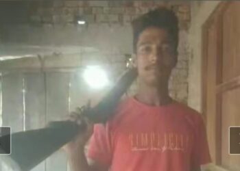 अवैध हथियार के साथ युवक का सोशल मीडिया पर तेजी से वायरल हो रहा फोटो,पड़ताल में जुटी पुलिस