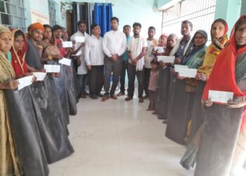 डीएम के निर्देश पर एसडीओ ने त्वरित कार्रवाई करते हुए अग्नि पीड़ितों को अनुग्रह अनुदान राशि व पॉलीथिन शीट कराया उपलब्ध,डबल अमित के त्वरित एक्शन से प्रसन्न हुआ पीड़ित परिवार