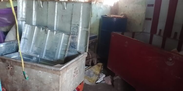 बारिश और अंधेरे का फायदा उठाकर एक घर में चोरों ने हाथ किया साफ, नगदी सहित कीमती सामान उड़ाया,पड़ताल में जुटी पुलिस