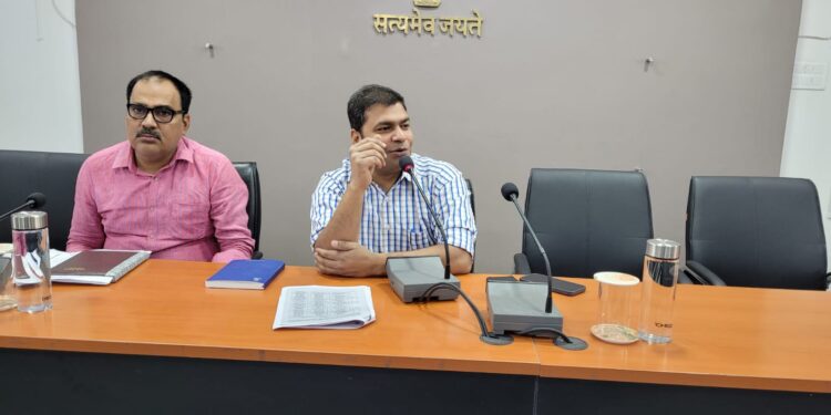 पूरे एक्शन में हैं खगड़िया के जिलाधिकारी अमित कुमार पांडेय,जिला नियंत्रण कक्ष किया स्थापित…दूरभाष नंबर 06244- 222384 पर अपनी शिकायतें दर्ज करा सकेंगे लोग,त्वरित होगी कार्रवाई: डीएम