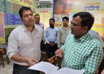 जिला नियंत्रण कक्ष का जिलाधिकारी अमित कुमार पांडेय ने किया निरीक्षण, कहा- दूरभाष नंबर 06244-22238 पर दर्ज शिकायतों का त्वरित करें निस्तारण