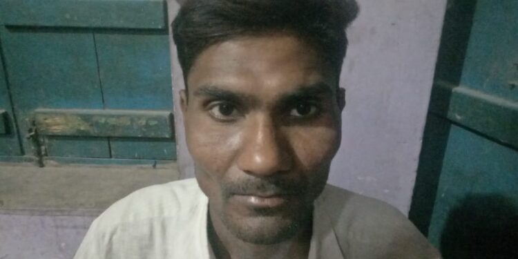 शराब,स्मैक और प्रतिबंधित कफ सिरप सहित अन्य नशीली पदार्थों की बिक्री कर जागो उर्फ जग्गा आखिर कब तक सुलाता रहेगा नौनिहालों को!समाज के लोगों ने किया विरोध तो बरसायी गोलियां,वायरल हुआ वीडियो,एसपी को आवेदन देकर लगायी न्याय की गुहार