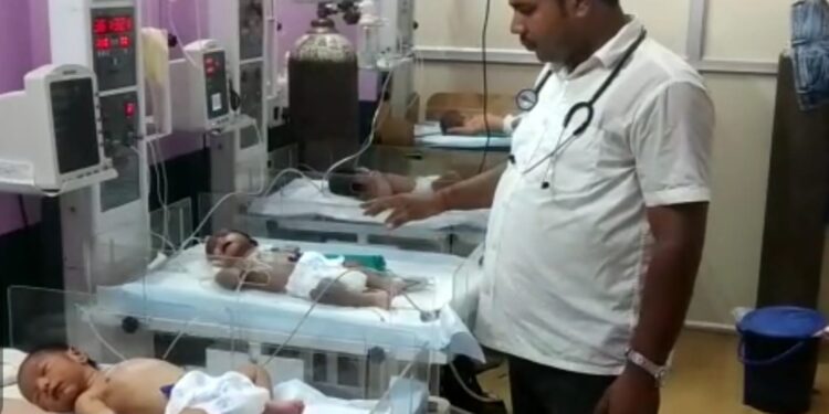 सिया निर्मला शिशु क्लीनिक की जांच होते ही भाग खड़े हुए कई कर्मी, नहीं मिले कोई डॉक्टर, हड़कंप व्याप्त