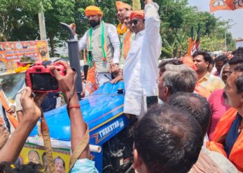 …और जब किसान की भूमिका में नजर आए भाजपा के प्रदेश अध्यक्ष सम्राट चौधरी