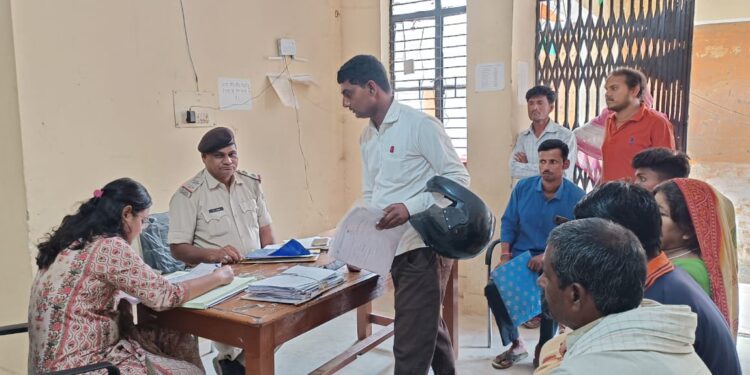 गोगरी थाना परिसर में जनता दरबार आयोजित, विभिन्न थाना क्षेत्र से आए कुल 12 मामलों मे 3 का हुआ निष्पादन