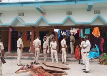 चर्चित ब्रजेश हत्या कांड के फरार अभियुक्तों के घर पुलिस ने की कुर्की जब्ती की कार्रवाई,हड़कंप व्याप्त