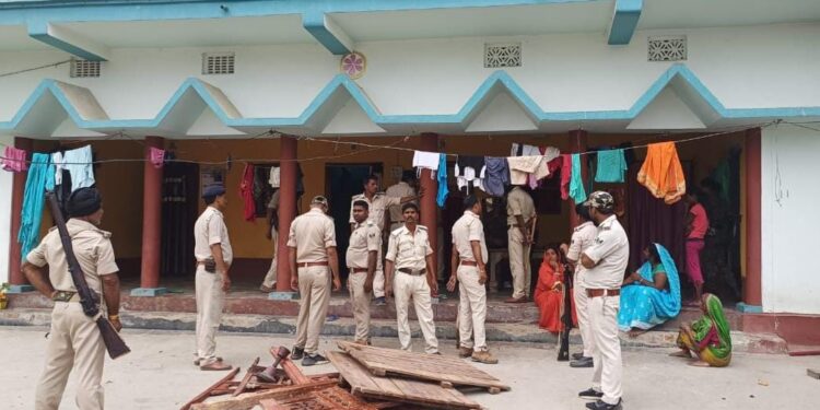 चर्चित ब्रजेश हत्या कांड के फरार अभियुक्तों के घर पुलिस ने की कुर्की जब्ती की कार्रवाई,हड़कंप व्याप्त