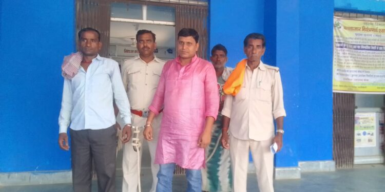 हथियार और शराब के साथ दो बाइक सवार युवक गिरफ्तार,खंगाली जा रही कुंडली