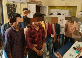 यात्रियों को परेशान कर पैसा वसूलने के आरोप में आरपीएफ ने तीन किन्नरों को दबोचा,आरपीएफ इंस्पेक्टर के नेतृत्व में चलाए गए अभियान के दौरान 18अन्य लोग भी धराया