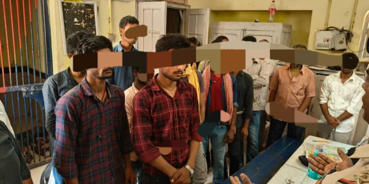 यात्रियों को परेशान कर पैसा वसूलने के आरोप में आरपीएफ ने तीन किन्नरों को दबोचा,आरपीएफ इंस्पेक्टर के नेतृत्व में चलाए गए अभियान के दौरान 18अन्य लोग भी धराया