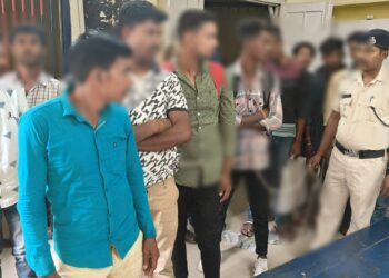 आरपीएफ इंस्पेक्टर के नेतृत्व में फिर चला अभियान,विभिन्न आरोप में 15 लोग धराया