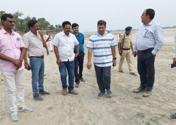 बाढ़ नियंत्रण को ले किए जा रहे कटाव निरोधक कार्यों का किया गया अवलोकन…एक सप्ताह के अंदर बाढ़ राहत कार्य हेतु पंचायत वार कर्मियों की करें प्रतिनियुक्ति:डीएम