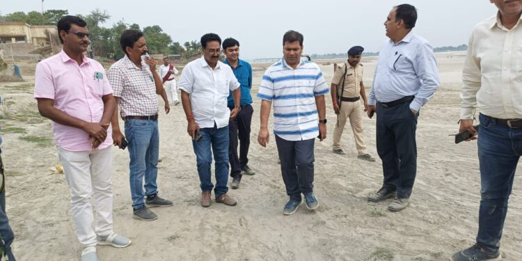 बाढ़ नियंत्रण को ले किए जा रहे कटाव निरोधक कार्यों का किया गया अवलोकन…एक सप्ताह के अंदर बाढ़ राहत कार्य हेतु पंचायत वार कर्मियों की करें प्रतिनियुक्ति:डीएम