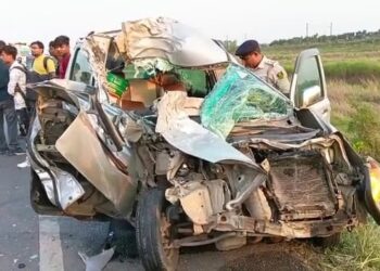 बस और कार के बीच आमने-सामने की टक्कर में कार के उड़े परखच्चे,कार चालक बुरी तरह जख्मी