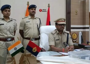 एक हथियार तस्कर भारी मात्रा में हथियार के साथ गिरफ्तार,पुलिस को चकमा देकर फरार होने की कोशिश में टूटा पैर