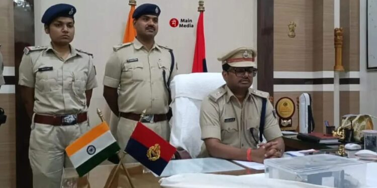 एक हथियार तस्कर भारी मात्रा में हथियार के साथ गिरफ्तार,पुलिस को चकमा देकर फरार होने की कोशिश में टूटा पैर