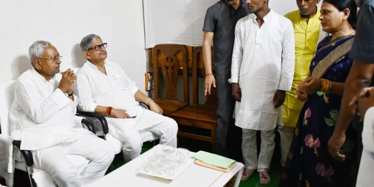 पूर्व एमएलसी दिवंगत सोनेलाल मेहता के श्राद्धकर्म में श्रद्धांजलि देने पहुंचे सीएम सहित जदयू के शीर्ष नेता…पुराने साथी रहे मेहता जी के निधन से पार्टी को हुई भारी क्षति:नीतीश कुमार