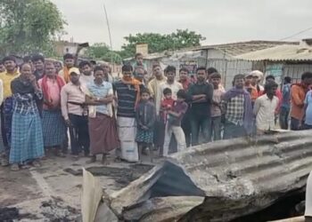 आखिर कौन गिरोह बार-बार दुकानों को कर देता है आग के हवाले!असामाजिक तत्वों ने एक बार फिर आग लगाकर 20 दुकानों को किया खाक, आक्रोशित लोगों ने सड़क किया जाम