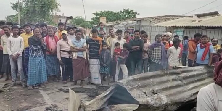 आखिर कौन गिरोह बार-बार दुकानों को कर देता है आग के हवाले!असामाजिक तत्वों ने एक बार फिर आग लगाकर 20 दुकानों को किया खाक, आक्रोशित लोगों ने सड़क किया जाम