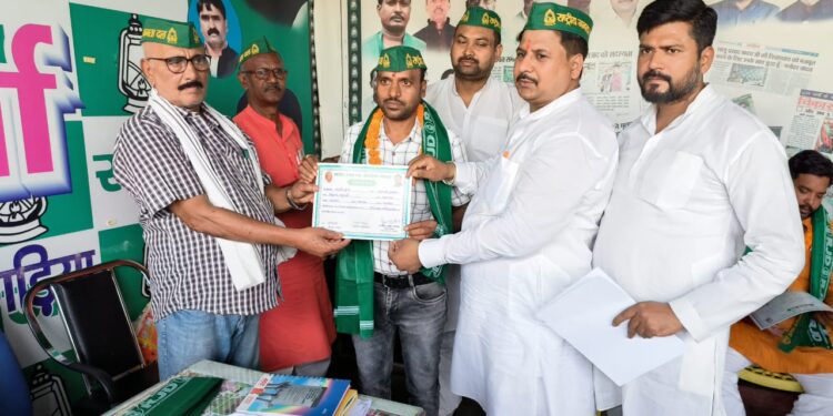 गरीब व वंचित समाज के उत्थान को ले काम करते रहे राजद सुप्रीमो लालू प्रसाद यादव को तरह-तरह का झूठा आरोप लगाकर किया जा रहा परेशान: मनोहर यादव