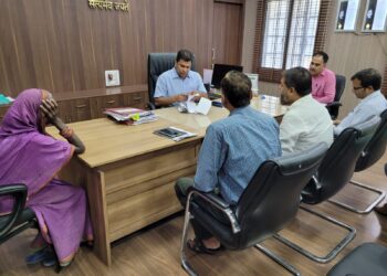 जनता दरबार में आए तमाम मामलों का एक माह के अंदर निष्पादन करते हुए संबंधित पदाधिकारी कृत कार्रवाई संबंधी प्रतिवेदन करें समर्पित: अमित कुमार पांडेय