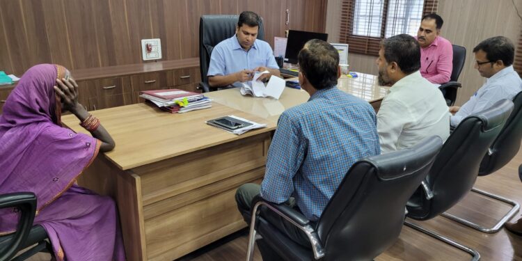 जनता दरबार में आए तमाम मामलों का एक माह के अंदर निष्पादन करते हुए संबंधित पदाधिकारी कृत कार्रवाई संबंधी प्रतिवेदन करें समर्पित: अमित कुमार पांडेय