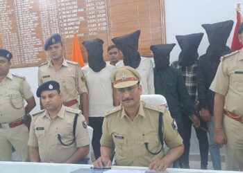 लगातार लूट की घटना को अंजाम देते आ रहे लूटेरा गिरोह के पांच सदस्यों को पुलिस ने दबोचा,चार देसी कट्टा के साथ धराए अपराधियों के पास ले लूट का माल भी बरामद