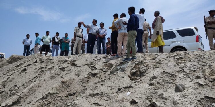 बैठक में विलंब से पहुंचे पदाधिकारियों को डीएम ने लगायी फटकार,पंचायत स्तरीय संयुक्त प्रतिनियुक्ति आदेश निकालने का दिया निर्देश…बाढ़ राहत कार्यों को ले सबकी जिम्मेदारी होगी तय:अमित कुमार पांडेय