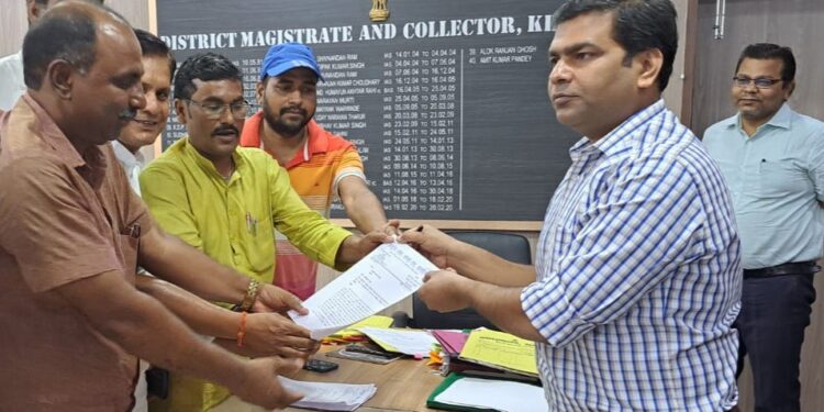 बिहार सरकार के मंत्री द्वारा दिए गए अमर्यादित बयान से आहत हुए राष्ट्रीय लोक जनता दल के कार्यकर्ता,डीएम के द्वारा राज्यपाल को ज्ञापन भेजकर की बर्खास्तगी की मांग