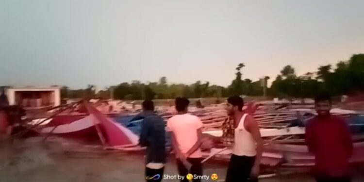 पवनदेव ने रुद्र महाचंडी यज्ञ के पंडाल को उड़ाया,फंस गए कई श्रद्धालु,एक हुए जख्मी