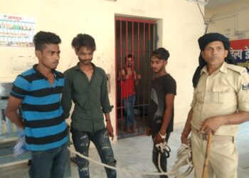 घर से मोबाइल चोरी करना तीन युवकों को पड़ा मंहगा,ग्रामीणों ने रंगे हाथ पकड़कर किया पुलिस के हवाले