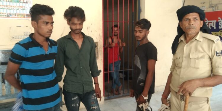 घर से मोबाइल चोरी करना तीन युवकों को पड़ा मंहगा,ग्रामीणों ने रंगे हाथ पकड़कर किया पुलिस के हवाले