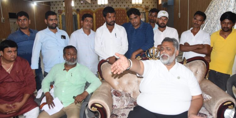 अपराधियों की गोली का शिकार हुए साकेत सिंह गुड्डू के परिजनों से मिलने पहुंचे पप्पू यादव ने शासन-प्रशासन को जमकर कोसा, कहा,हत्यारे पर चले स्पीडी ट्रायल