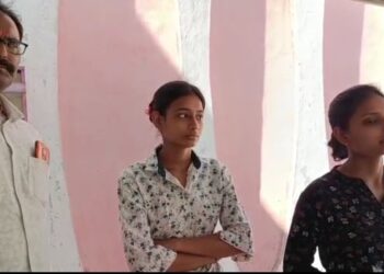 चोरी के बाद सीनाजोरी दिखाते हुए पड़ोसियों ने दो सगी बहनों को पीट किया जख्मी,पीड़िता के पिता ने गोगरी के थानाध्यक्ष से लगाई न्याय की गुहार