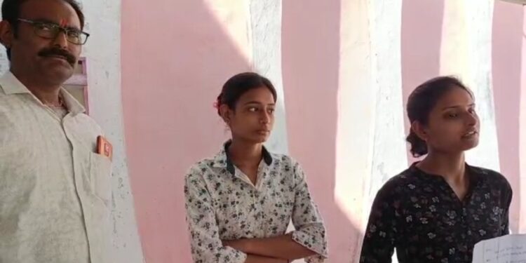 चोरी के बाद सीनाजोरी दिखाते हुए पड़ोसियों ने दो सगी बहनों को पीट किया जख्मी,पीड़िता के पिता ने गोगरी के थानाध्यक्ष से लगाई न्याय की गुहार