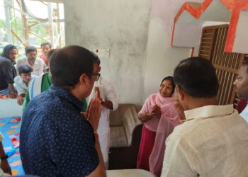 अपराधियों की गोलियों का शिकार हुए मुखिया पुत्र के घर पहुंचे परबत्ता विधायक डॉ संजीव ने परिजनों को दिलाया ढ़ाढ़स,कहा-परिजनों को जरुर मिलेगा इंसाफ