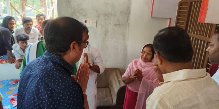 अपराधियों की गोलियों का शिकार हुए मुखिया पुत्र के घर पहुंचे परबत्ता विधायक डॉ संजीव ने परिजनों को दिलाया ढ़ाढ़स,कहा-परिजनों को जरुर मिलेगा इंसाफ