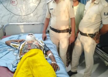 अनियंत्रित वाहन ने दो बाइक सवारों को रौंदा, पुलिस की सक्रियता से एक की बची जान