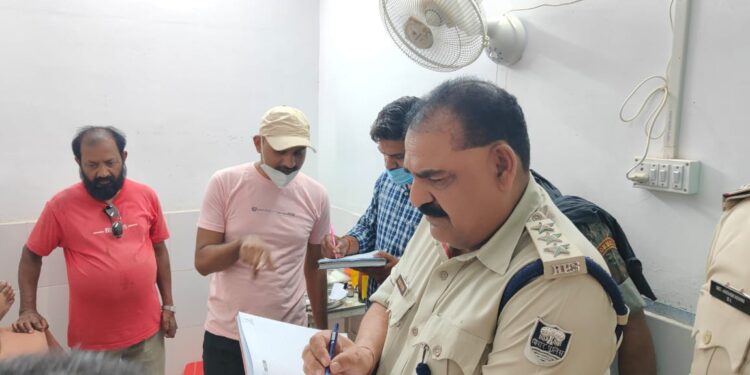 गोलीबारी में एक बच्ची सहित तीन जख्मी,वर्चस्व को लेकर दो पक्षों के बीच हुई गोलीबारी