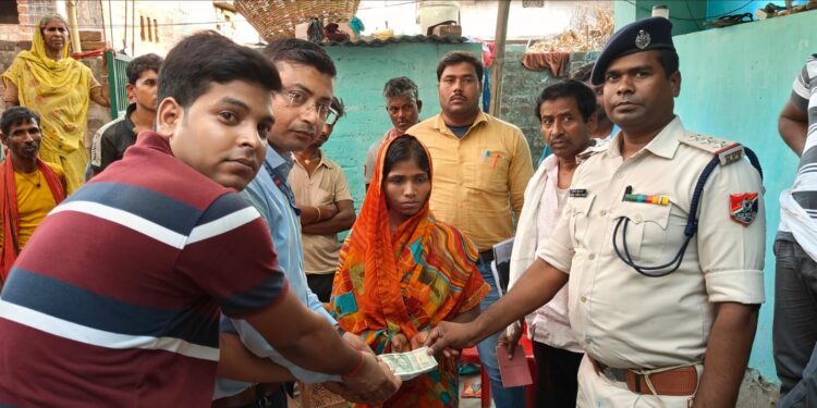 ट्रेन दुर्घटना में मौत के शिकार हुए ज्ञानदेव शर्मा की पत्नी को मिली अनुग्रह राशि,2जून को बहनगा बाजार स्टेशन पर हुई थी दुर्घटना