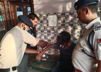 आरपीएफ के एएसआई की तत्परता से बची जख्मी युवक की जान,ट्रेन से गिरकर हो गया था जख्मी