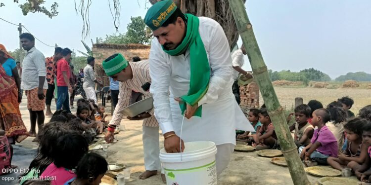 सामाजिक न्याय और सद्भावना दिवस के रुप में राजद सुप्रीमो का 76वां जन्मदिन मनाते हुए राजद ने जगह-जगह सामाजिक स्तर पर किया भोज का आयोजन…गरीब,दलित और महादलित के दिल में बसते हैं लालू प्रसाद यादव: मनोहर यादव