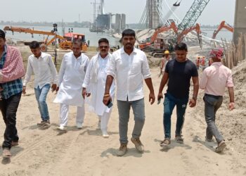 बनने से पहले ध्वस्त हो गया लोगों की उम्मीदों का पुल और चाचा के साथ-साथ भतीजे दे रहे हैं अलग-अलग दलीलें:गौतम पासवान