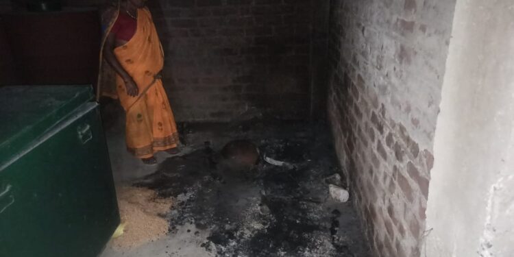 क्या गोगरी के बड़ीचक में पड़ोसियों ने घर में लगायी आग!पुलिस कर रही मामले की पड़ताल,हजारों की संपत्ति नष्ट